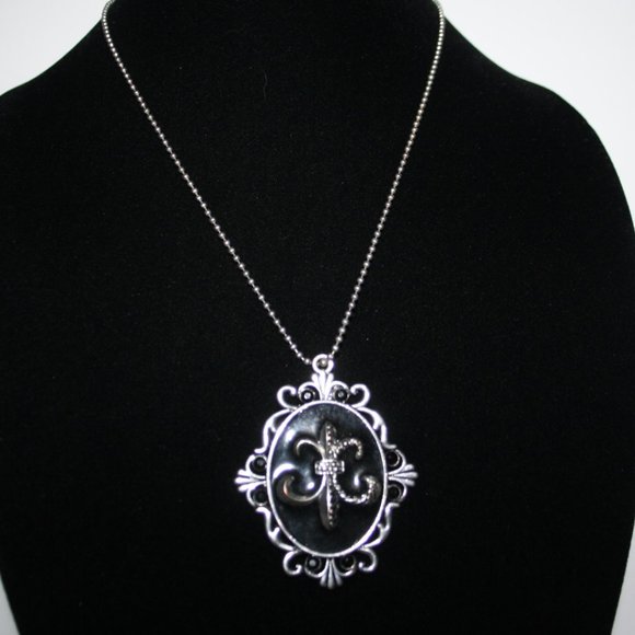 Beautiful silver and black pendant necklace